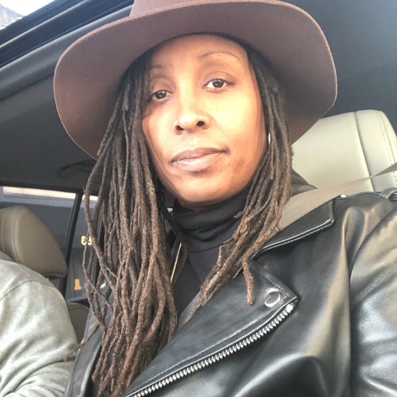 Meet your Posher, Ebony - Picture 8 of 10